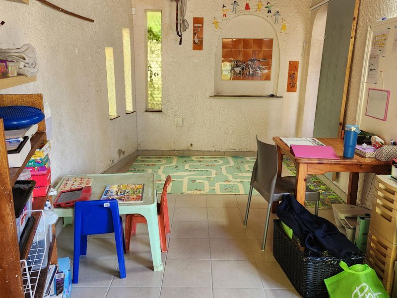 Neat, well situated and priced, 3 bedroom house with pool -up for grabs! - Photo 5