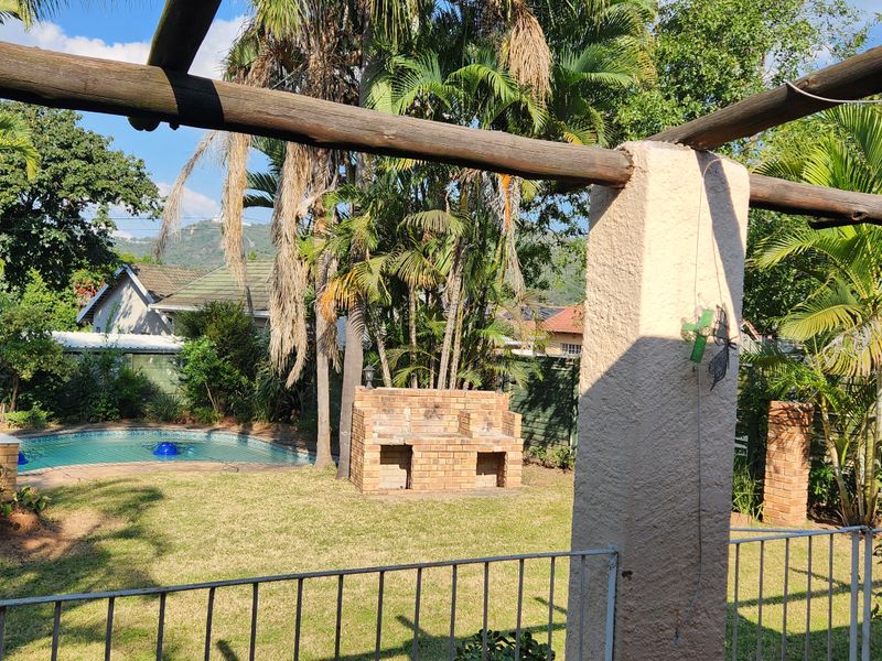 Neat, well situated and priced, 3 bedroom house with pool -up for grabs! - Photo 6