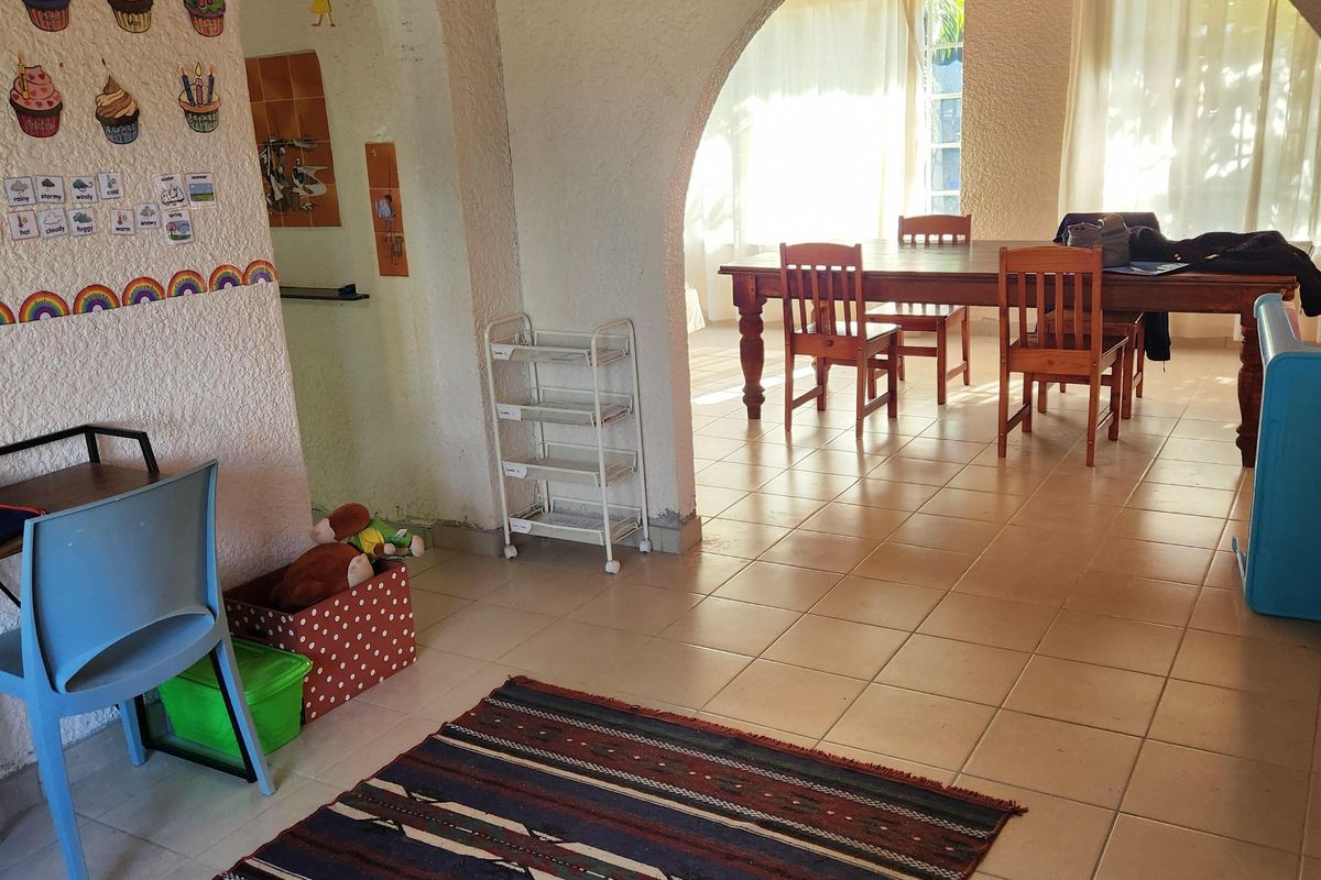 Neat, well situated and priced, 3 bedroom house with pool -up for grabs! - Photo 3