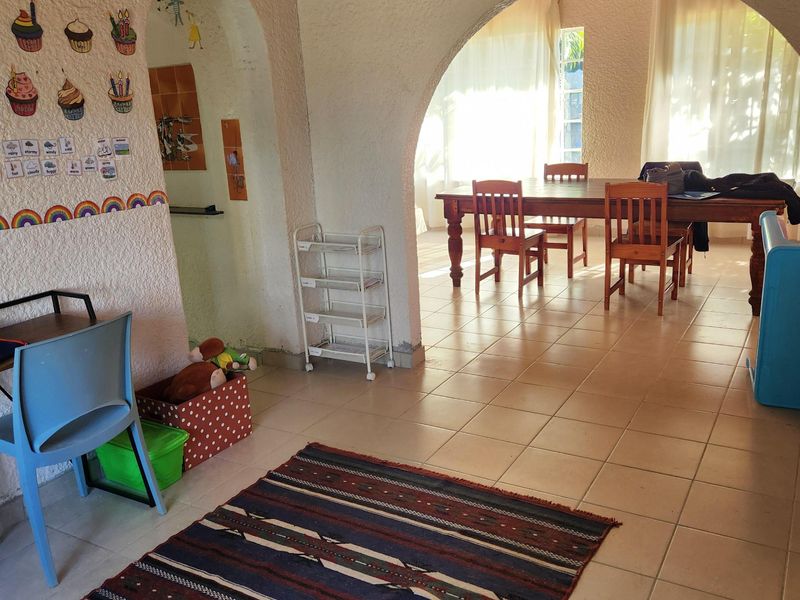 Neat, well situated and priced, 3 bedroom house with pool -up for grabs! - Photo 3