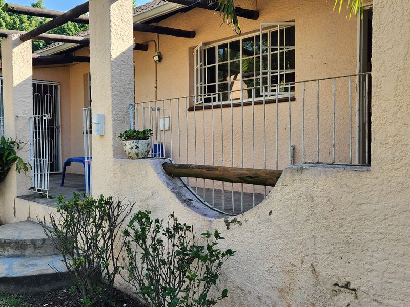 Neat, well situated and priced, 3 bedroom house with pool -up for grabs! - Photo 2