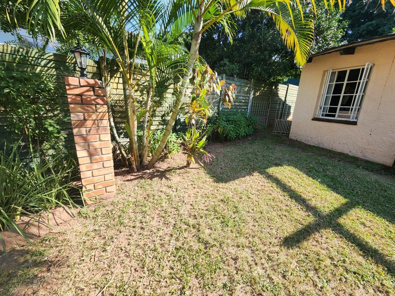 Neat, well situated and priced, 3 bedroom house with pool -up for grabs! - Photo 7