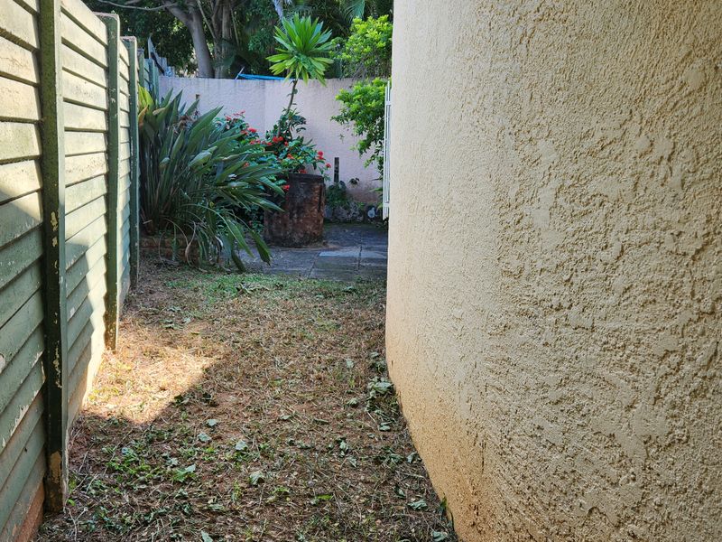 Neat, well situated and priced, 3 bedroom house with pool -up for grabs! - Photo 8