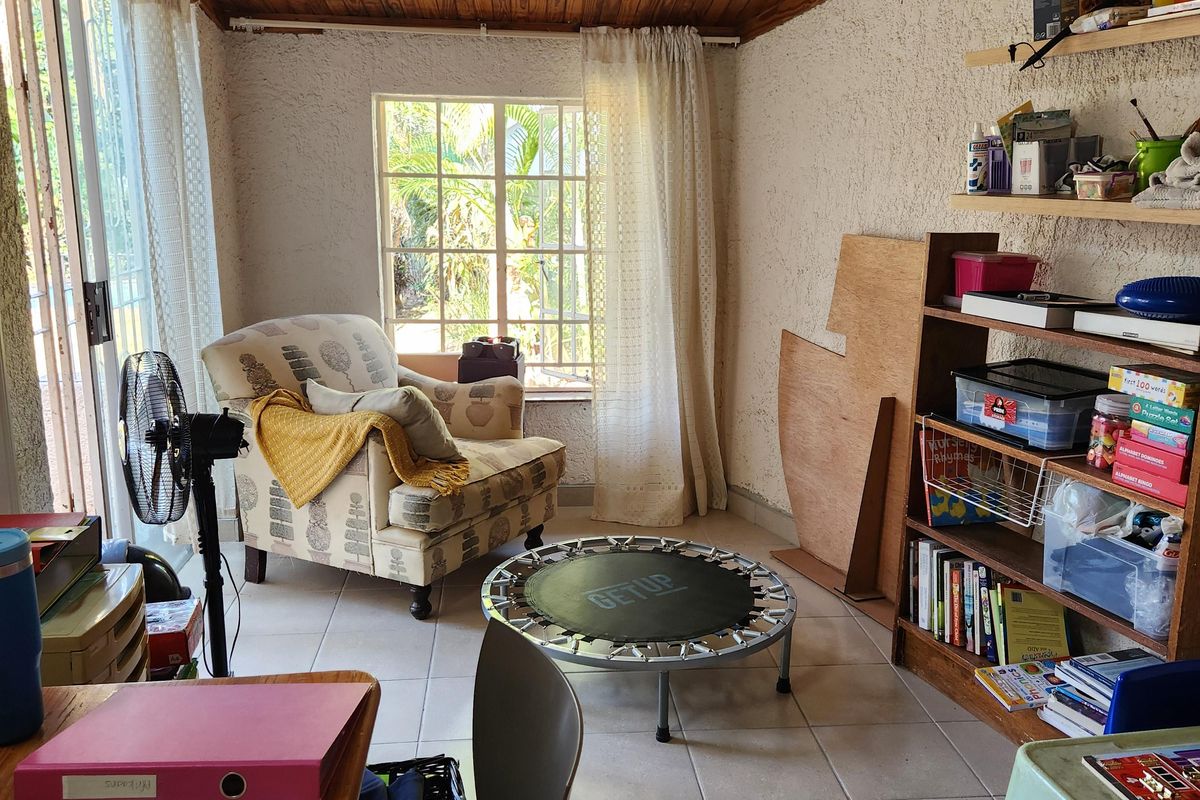 Neat, well situated and priced, 3 bedroom house with pool -up for grabs! - Photo 4