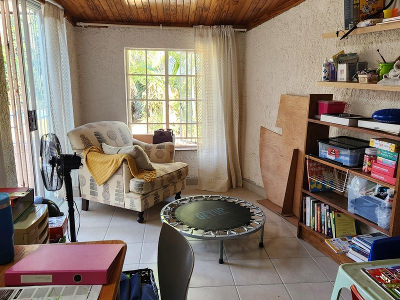 Neat, well situated and priced, 3 bedroom house with pool -up for grabs! - Photo 4