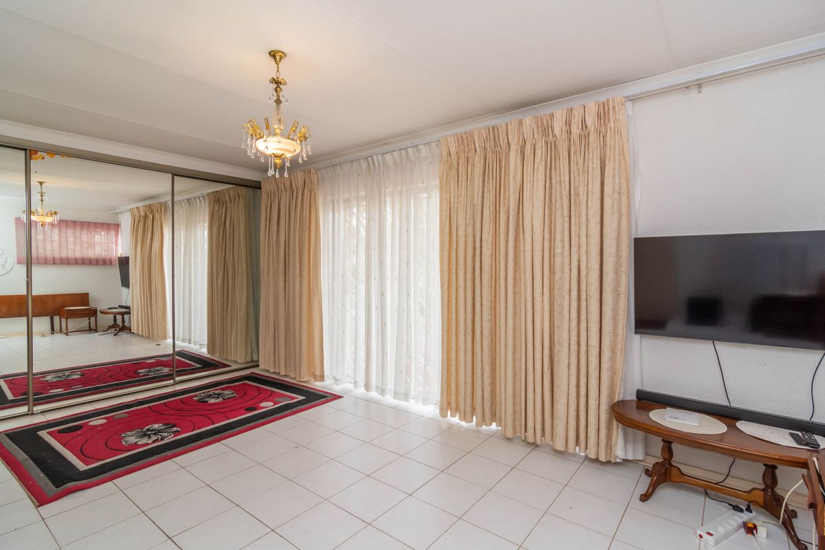 🏡 SPACIOUS FAMILY HOME WITH A BEAUTIFUL GARDEN & FRUIT-BEARING AVOCADO TREE 🌳🥑 - Photo 5