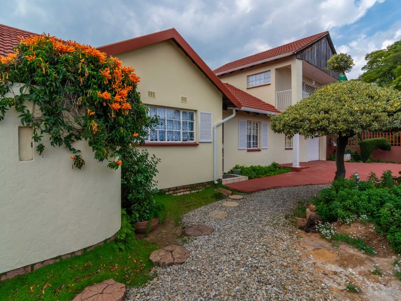 🏡 SPACIOUS FAMILY HOME WITH A BEAUTIFUL GARDEN & FRUIT-BEARING AVOCADO TREE 🌳🥑 - Photo 1