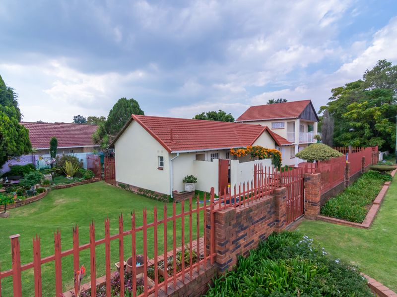 🏡 SPACIOUS FAMILY HOME WITH A BEAUTIFUL GARDEN & FRUIT-BEARING AVOCADO TREE 🌳🥑 - Photo 1
