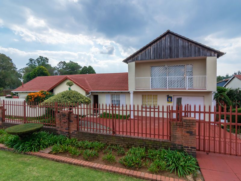 🏡 SPACIOUS FAMILY HOME WITH A BEAUTIFUL GARDEN & FRUIT-BEARING AVOCADO TREE 🌳🥑 - Photo 1