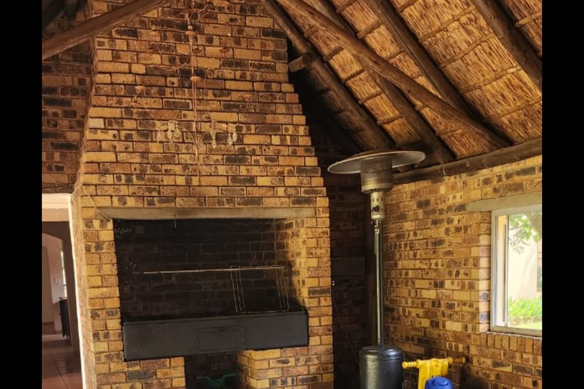 Comfort, Space & Convenience in Sought-After Larrendale - Photo 3