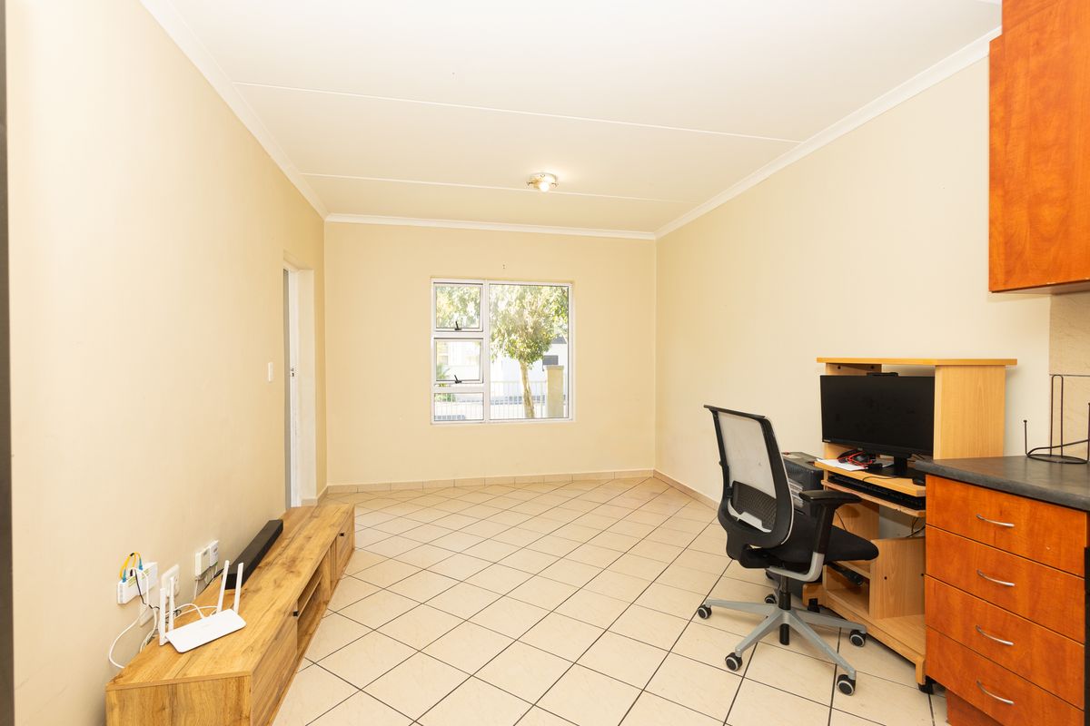 Stylish Ground Floor Apartment in Sought-After Buh Rein Estate - Photo 3