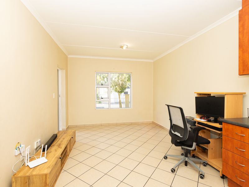 Stylish Ground Floor Apartment in Sought-After Buh Rein Estate - Photo 3