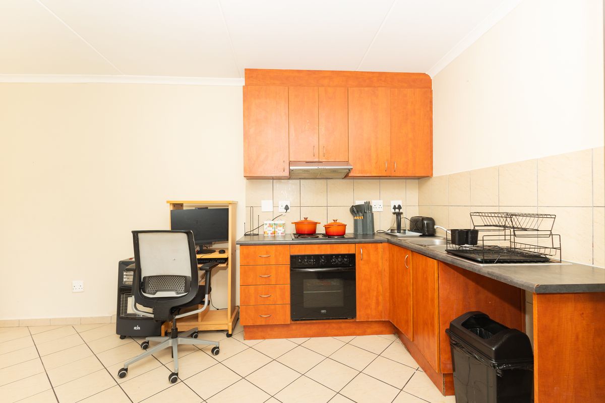 Stylish Ground Floor Apartment in Sought-After Buh Rein Estate - Photo 4