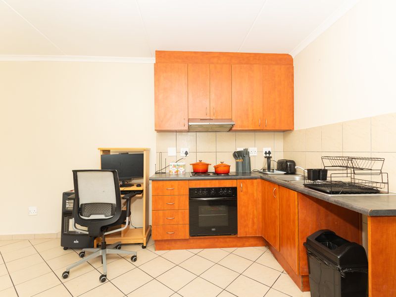 Stylish Ground Floor Apartment in Sought-After Buh Rein Estate - Photo 4