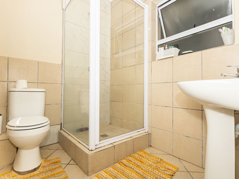 Stylish Ground Floor Apartment in Sought-After Buh Rein Estate - Photo 10