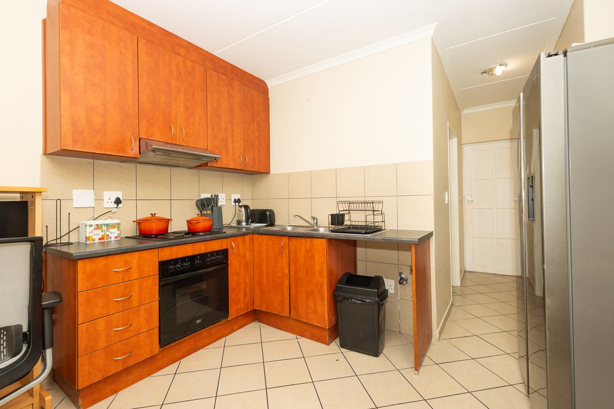 Stylish Ground Floor Apartment in Sought-After Buh Rein Estate - Photo 5