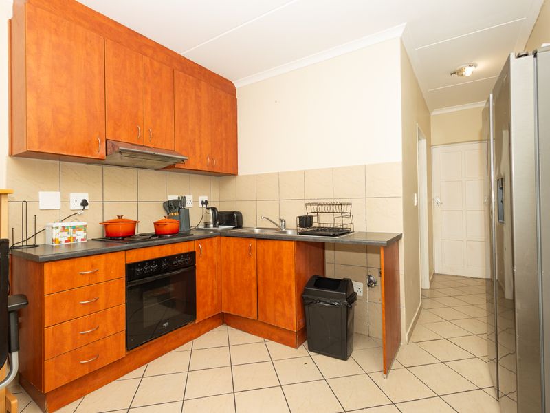 Stylish Ground Floor Apartment in Sought-After Buh Rein Estate - Photo 5
