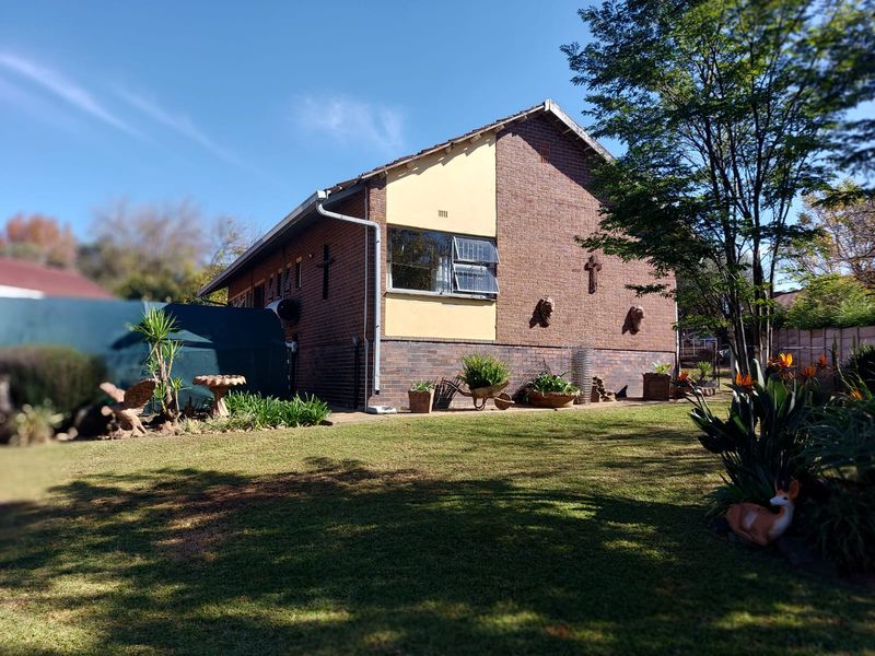 Quiet suburb- Close to CBD - Photo 1