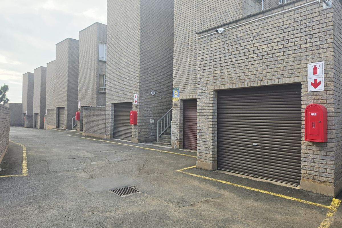Spacious 3 Bedroom Apartment - Photo 3