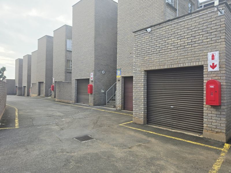 Spacious 3 Bedroom Apartment - Photo 3