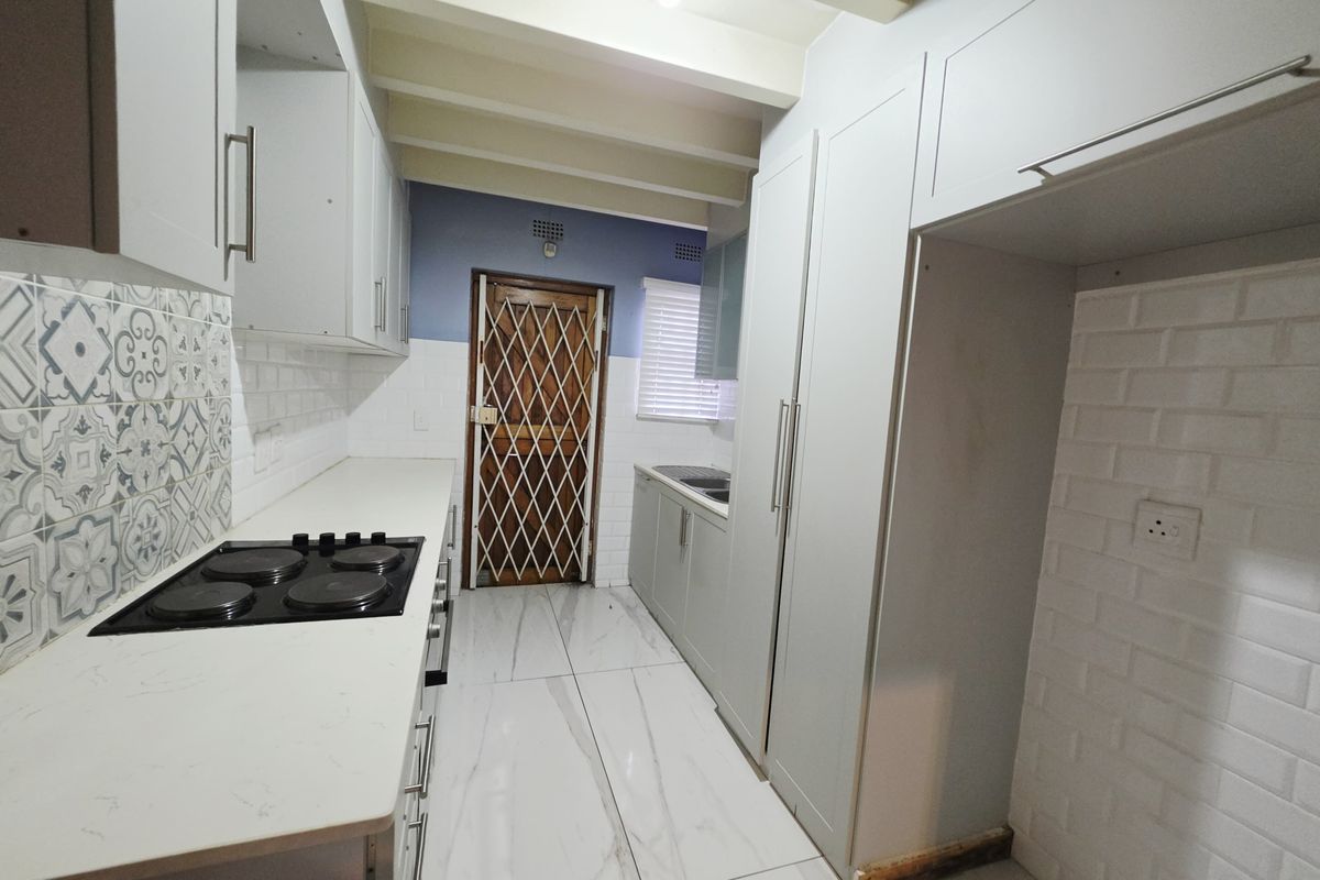 Spacious 3 Bedroom Apartment - Photo 4