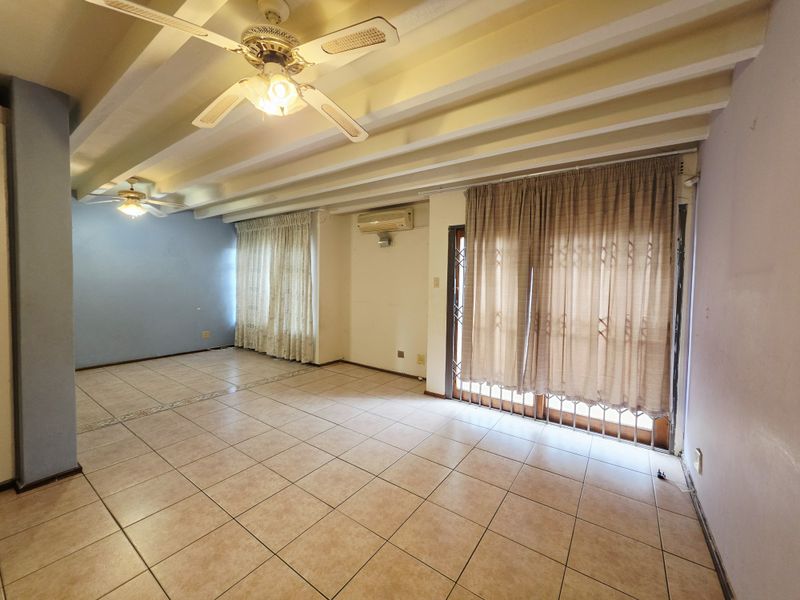 Spacious 3 Bedroom Apartment - Photo 9