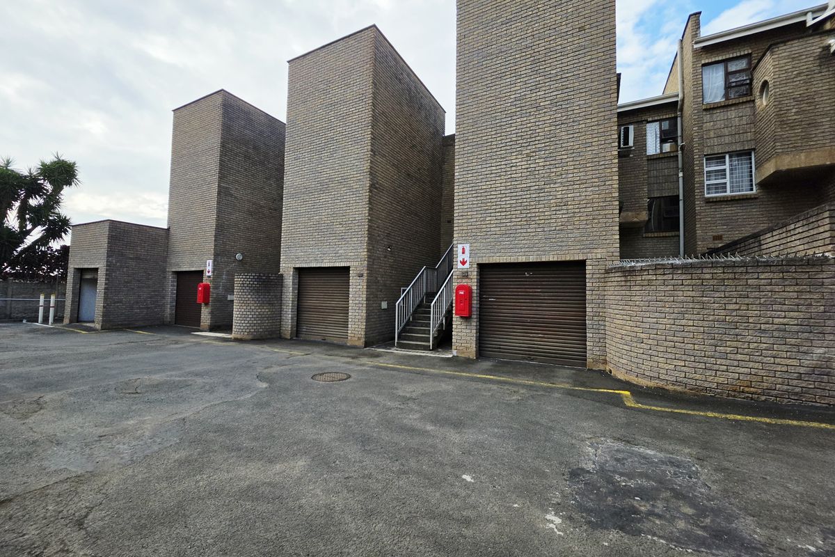 Spacious 3 Bedroom Apartment - Photo 2
