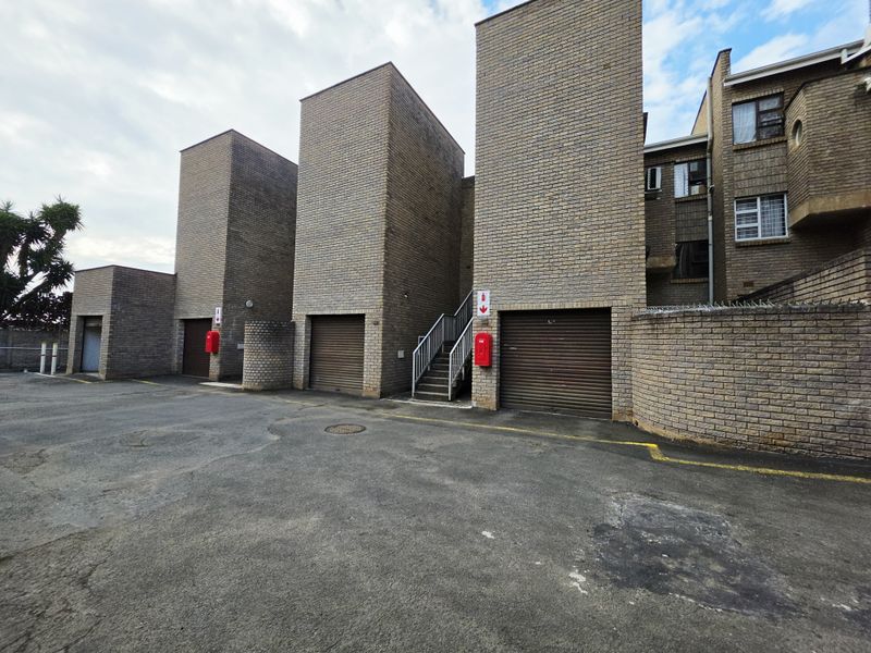 Spacious 3 Bedroom Apartment - Photo 2