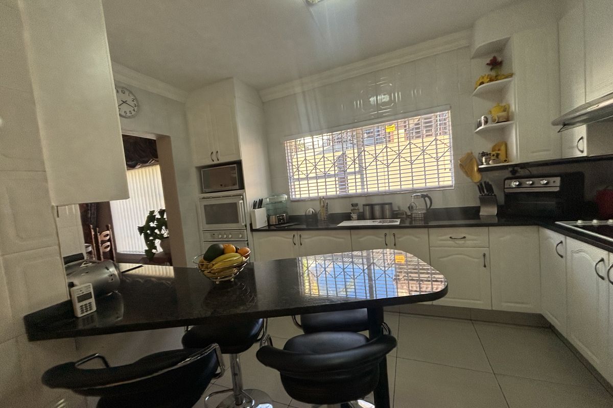Elegant Family Living in an Upmarket Area - Photo 4
