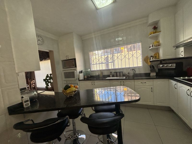 Elegant Family Living in an Upmarket Area - Photo 4