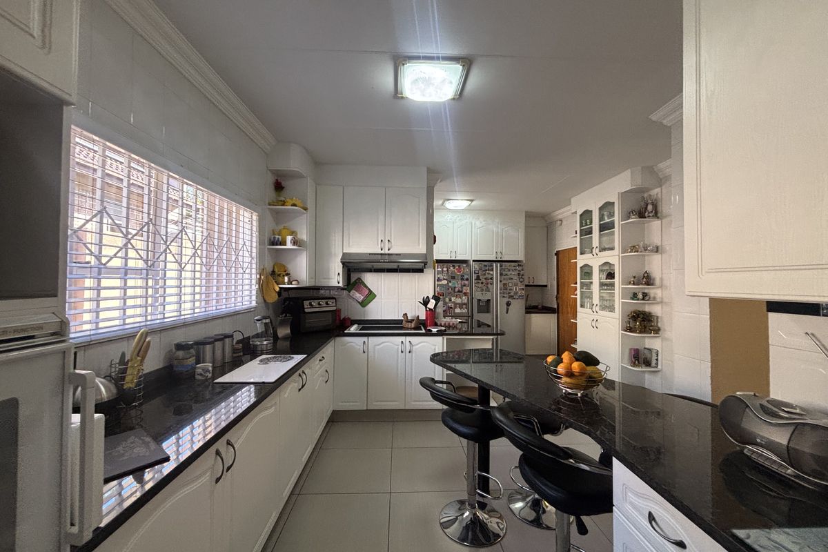 Elegant Family Living in an Upmarket Area - Photo 3