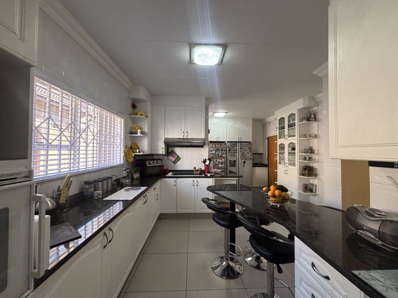 Elegant Family Living in an Upmarket Area - Photo 3