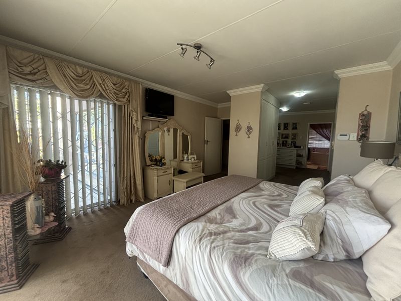 Elegant Family Living in an Upmarket Area - Photo 10