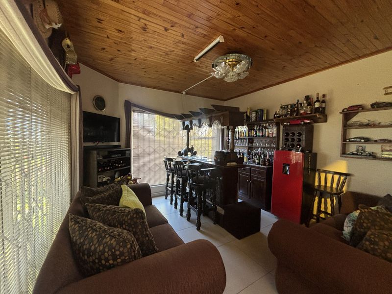 Elegant Family Living in an Upmarket Area - Photo 9