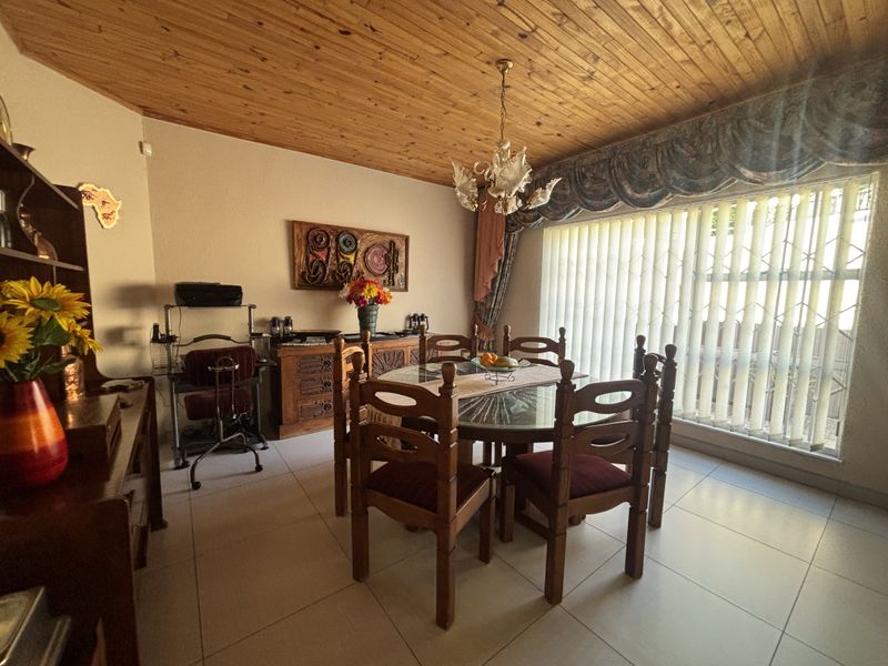 Elegant Family Living in an Upmarket Area - Photo 7