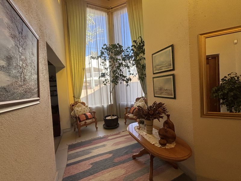 Elegant Family Living in an Upmarket Area - Photo 8