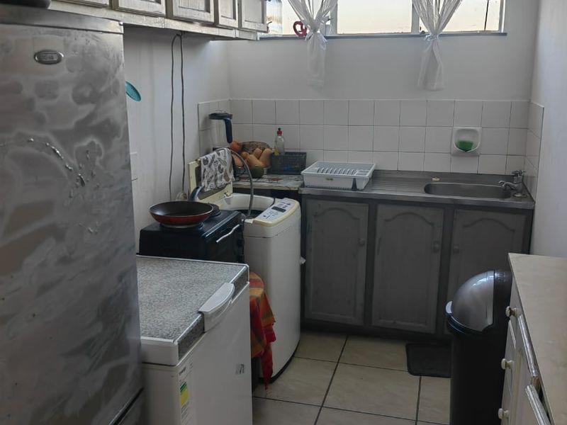Flat To Rent in The Bluff - Photo 3