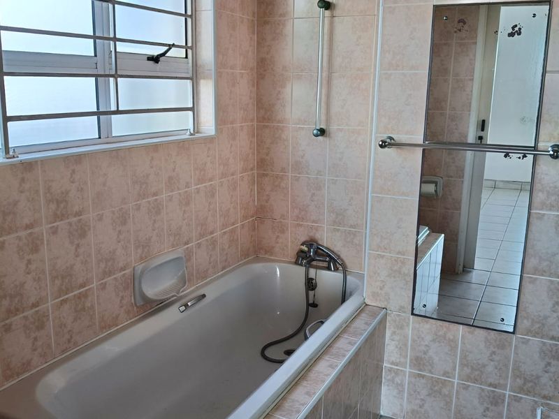 Sea View 4 bed apartment to Let - Photo 9