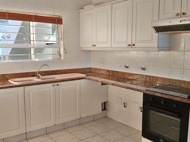 Sea View 4 bed apartment to Let - Photo 6