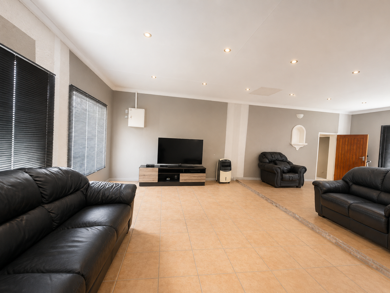 Endless Space for the Whole Family – Prime Safari Gardens Opportunity - Photo 2
