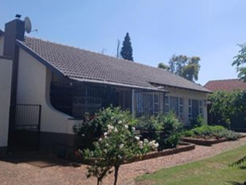 Pre-Hammer SALE– SECURE this property before auction  OFFERS ABOVE R1500000 - Photo 3