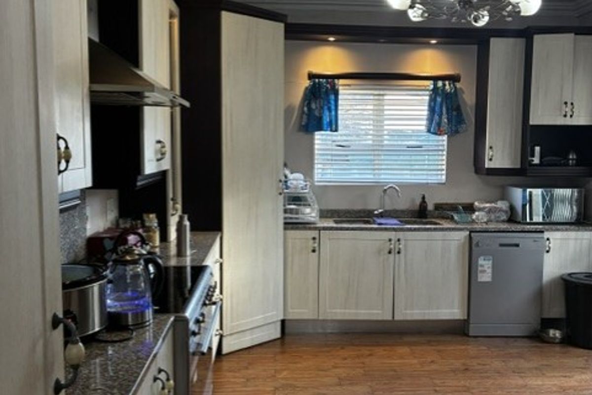 Family Home in the Heart of Elspark - Photo 3