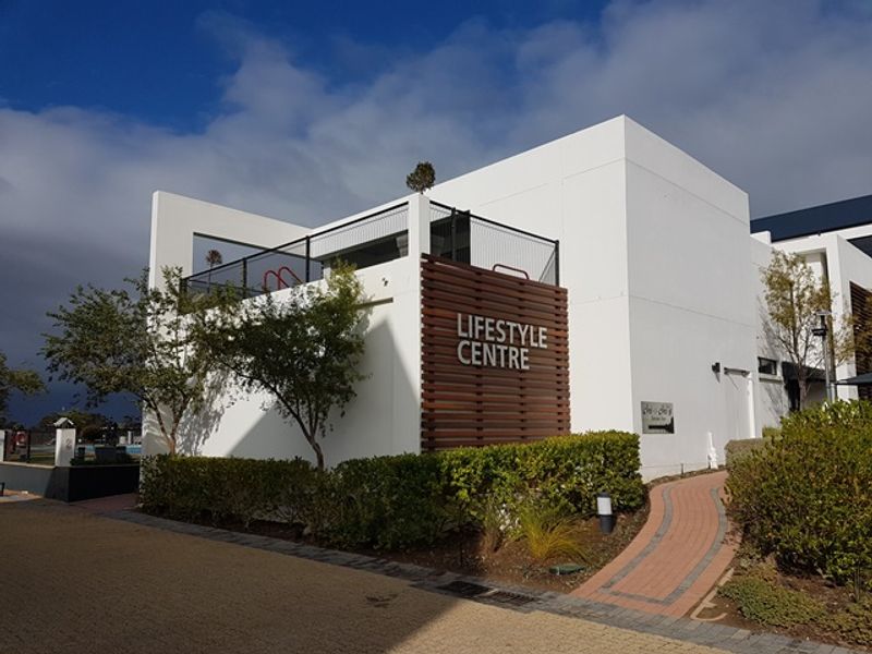Stylish 2 Bed/2 Bath Top-Floor Haven in De Velde, Somerset West - Photo 3