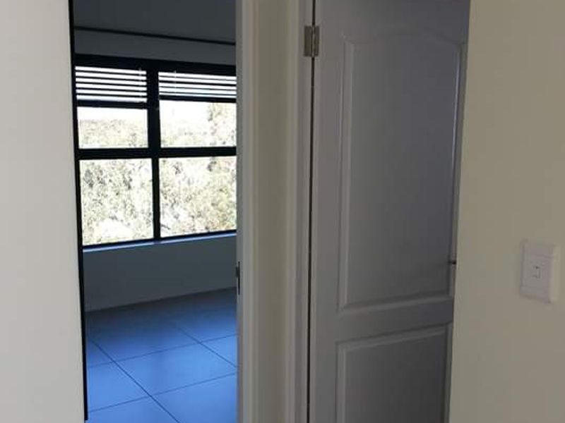 Stylish 2 Bed/2 Bath Top-Floor Haven in De Velde, Somerset West - Photo 10