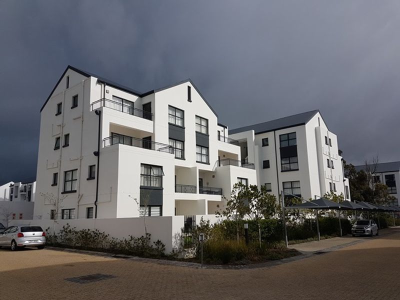 Stylish 2 Bed/2 Bath Top-Floor Haven in De Velde, Somerset West - Photo 1
