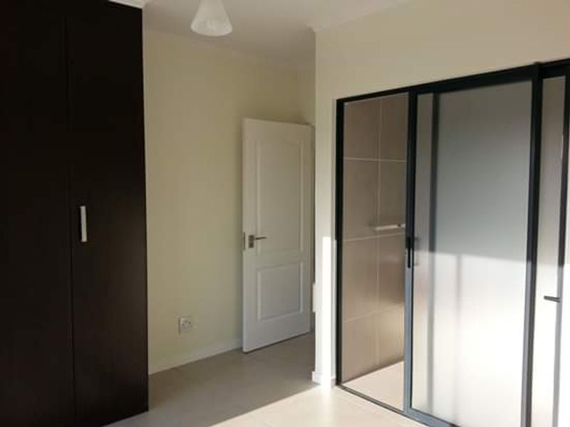 Stylish 2 Bed/2 Bath Top-Floor Haven in De Velde, Somerset West - Photo 8