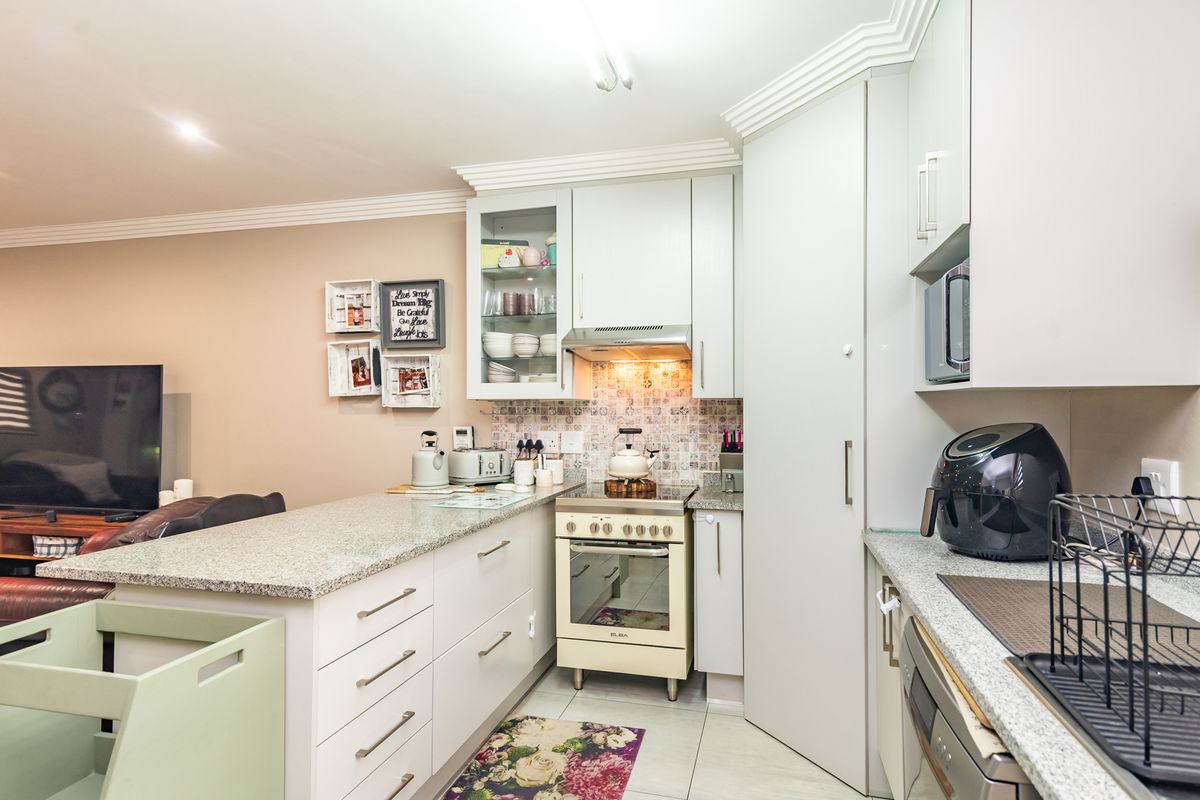 Beautiful 3 Bedroom 2 Bathroom Cluster For Sale in Monument. - NON Distressed Auction - Photo 5