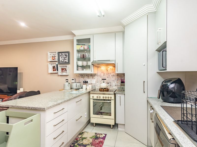 Beautiful 3 Bedroom 2 Bathroom Cluster For Sale in Monument. - NON Distressed Auction - Photo 5