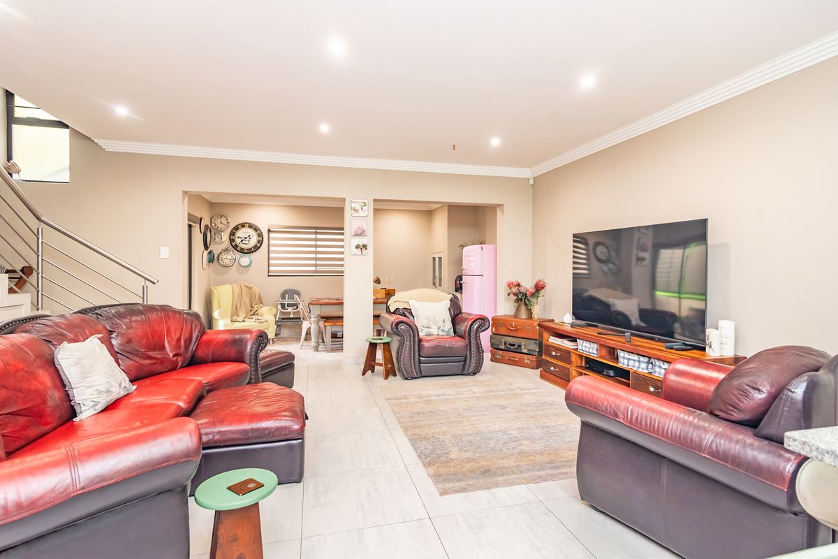 Beautiful 3 Bedroom 2 Bathroom Cluster For Sale in Monument. - NON Distressed Auction - Photo 3