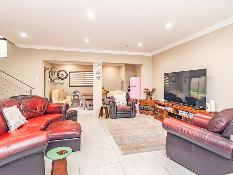 Beautiful 3 Bedroom 2 Bathroom Cluster For Sale in Monument. - NON Distressed Auction - Photo 3